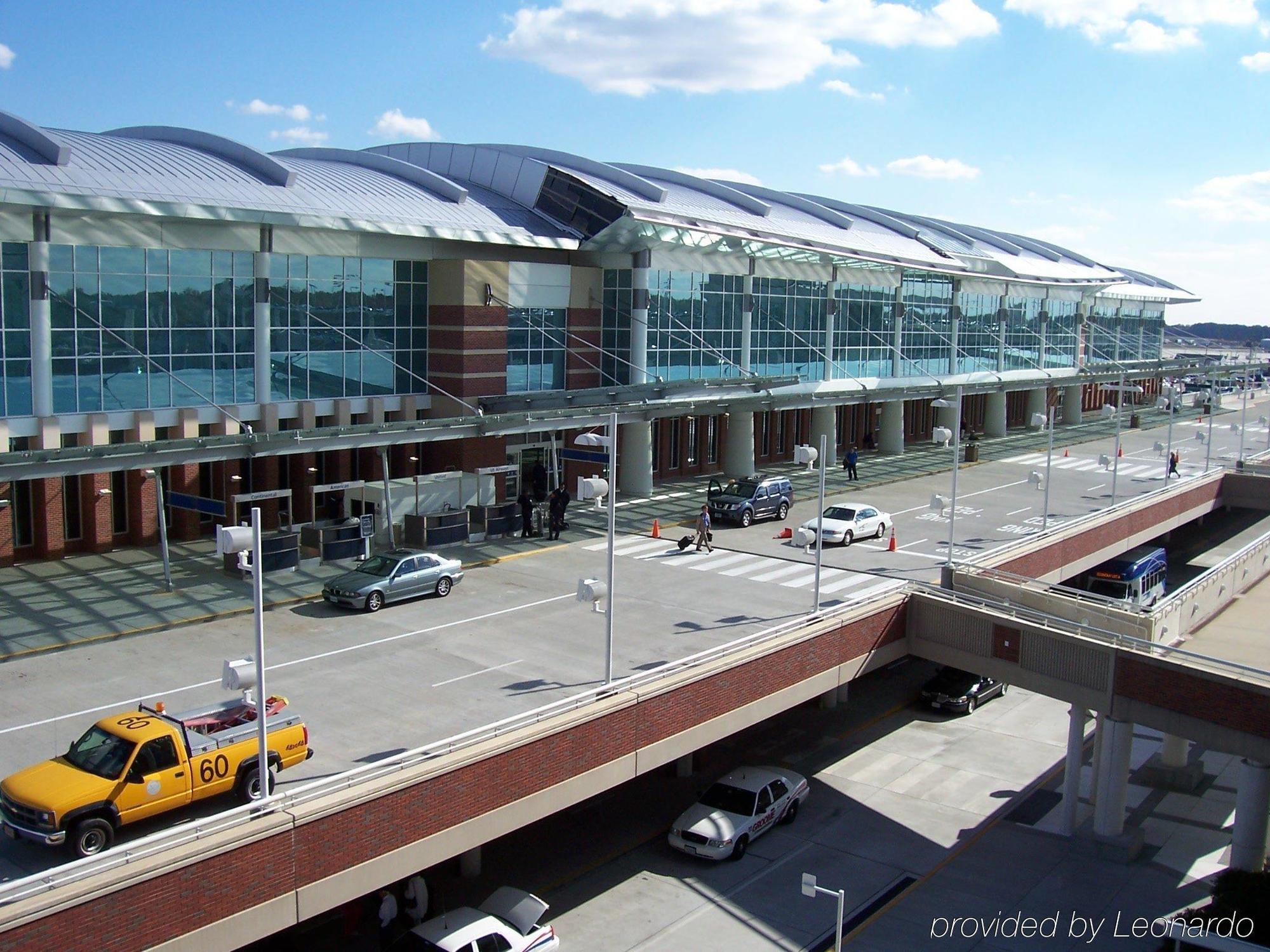 Отель Doubletree Richmond Airport Сандстон Экстерьер фото