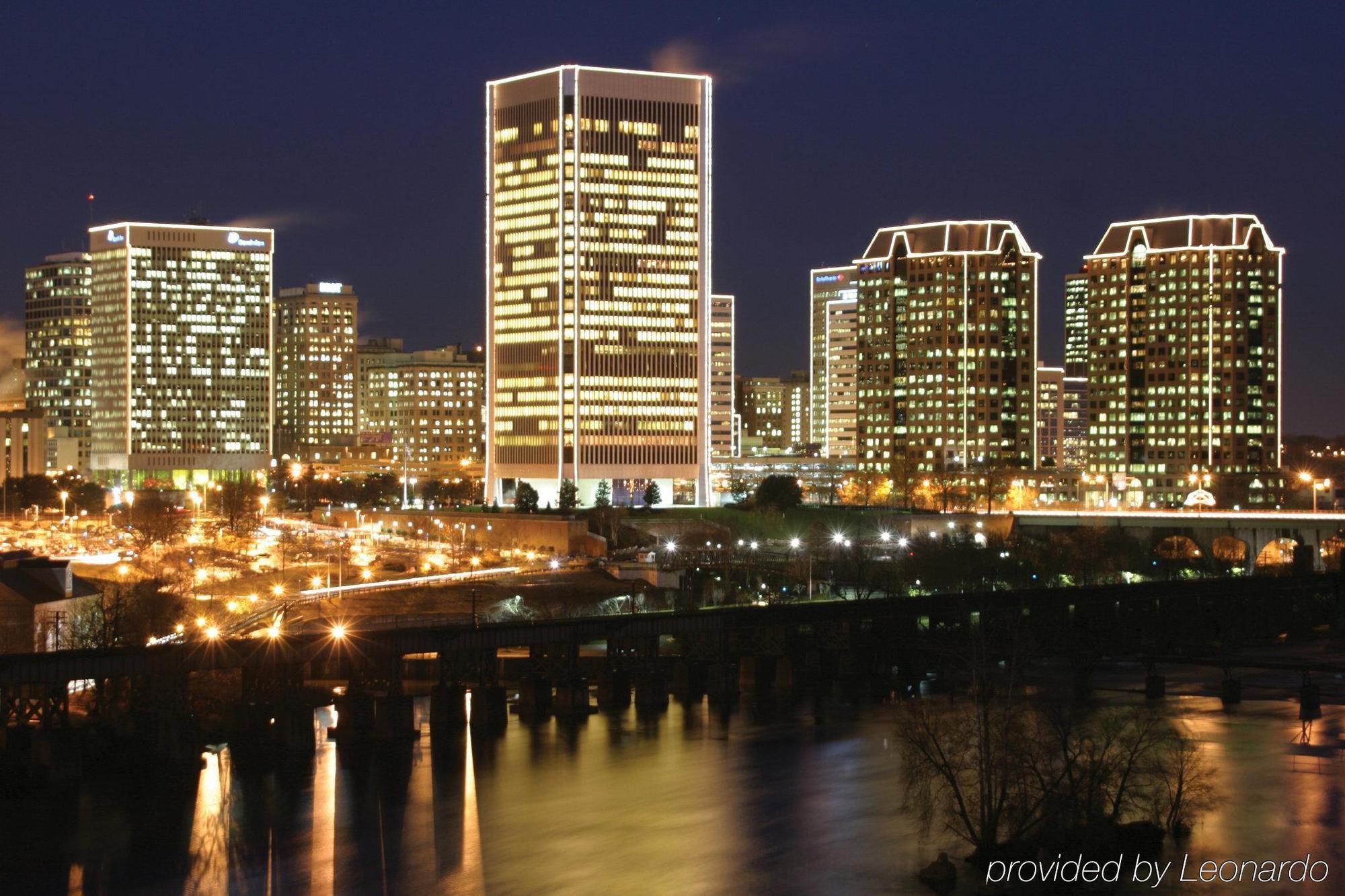 Отель Doubletree Richmond Airport Сандстон Экстерьер фото